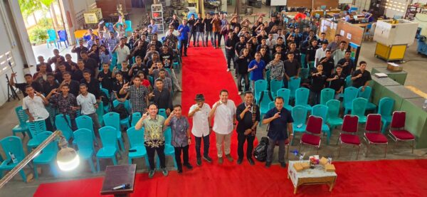 Indomobil Foton Serahkan Mobil Listrik ke Politeknik Cristo Re untuk Media Pembelajaran