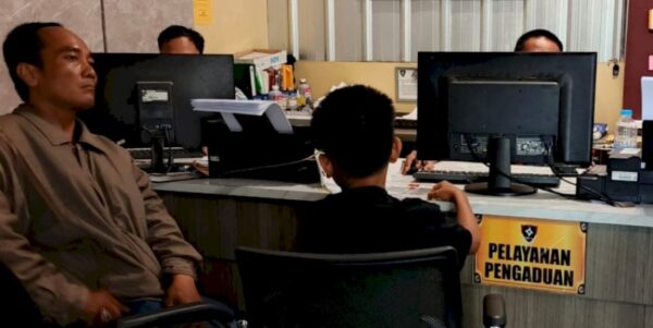 Joni bersama anaknya AH melapor ke Sentra Pelayanan Kepolisian Terpadu (SPKT) Polrestabes Palembang (Foto Istimewa)