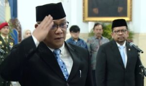 Jumhur Hidayat memberikan hormat kepada Presiden Prabowo Subianto saat pelantikan di Istana Negara Jakarta Senin April (Foto Setpres) Jumhur Hidayat memberikan hormat kepada Presiden Prabowo Subianto saat pelantikan di Istana Negara Jakarta Senin April (Foto Setpres)