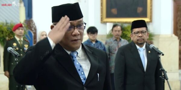 Jumhur Hidayat memberikan hormat kepada Presiden Prabowo Subianto saat pelantikan di Istana Negara Jakarta Senin April (Foto Setpres)