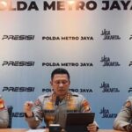 Kabidhumas Polda Metro Jaya Kombes Budi Hermanto (tengah) saat sesi wawancara dengan wartawan di Polda Metro Jaya Jakarta Selatan pada Jumat Mei