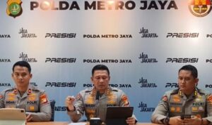Kabidhumas Polda Metro Jaya Kombes Budi Hermanto (tengah) saat sesi wawancara dengan wartawan di Polda Metro Jaya Jakarta Selatan pada Jumat Mei