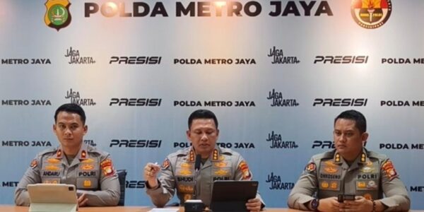 Kabidhumas Polda Metro Jaya Kombes Budi Hermanto (tengah) saat sesi wawancara dengan wartawan di Polda Metro Jaya Jakarta Selatan pada Jumat Mei