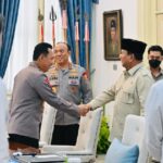 Kapolri Jenderal Listyo Sigit bersalaman dengan Presiden Prabowo Subianto (Foto Biro Pers Sekretariat Presiden)