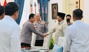 Kapolri Jenderal Listyo Sigit bersalaman dengan Presiden Prabowo Subianto (Foto Biro Pers Sekretariat Presiden)
