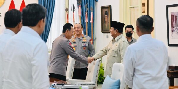 Kapolri Jenderal Listyo Sigit bersalaman dengan Presiden Prabowo Subianto (Foto Biro Pers Sekretariat Presiden)