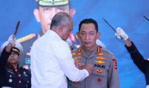 Kapolri Jenderal Listyo Sigit terima anugerah Adhi Bhakti Senapati dari BSSN (Foto Dok Polri)
