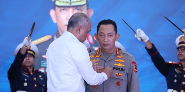 Kapolri Jenderal Listyo Sigit terima anugerah Adhi Bhakti Senapati dari BSSN (Foto Dok Polri)