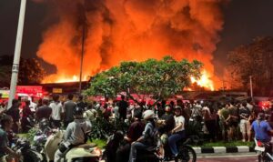 Kebakaran di kawasan permukiman padat penduduk di Kemayoran Gempol belakang Pasar Jiung Senin malam Juni hanguskan ratusan rumah (Foto Polres Metro Jakpus) Kebakaran di kawasan permukiman padat penduduk di Kemayoran Gempol belakang Pasar Jiung Senin malam Juni hanguskan ratusan rumah (Foto Polres Metro Jakpus)