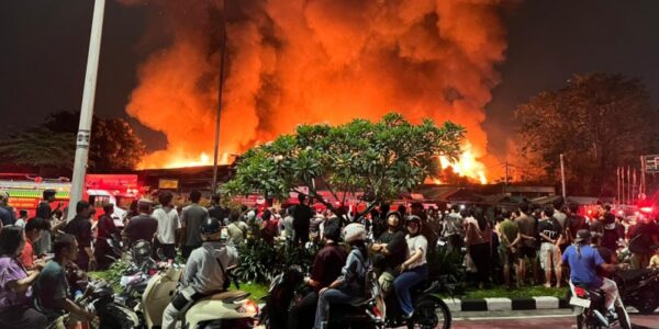 Kebakaran di kawasan permukiman padat penduduk di Kemayoran Gempol belakang Pasar Jiung Senin malam Juni hanguskan ratusan rumah (Foto Polres Metro Jakpus)