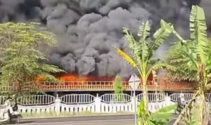Kebakaran hebat melanda pabrik ban PT Arami Jaya di Desa Harjobinangun Kecamatan Grabag Purworejo (Foto Istimewa)