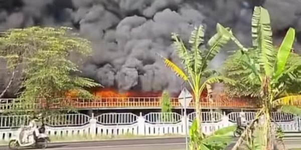Kebakaran hebat melanda pabrik ban PT Arami Jaya di Desa Harjobinangun Kecamatan Grabag Purworejo (Foto Istimewa)
