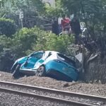 Kendaraan taksi Green SM yang terlibat kecelakaan dengan Kereta Rel Listrik (KRL) pada Selasa malam April