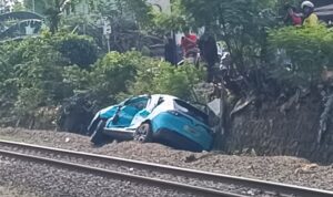 Kendaraan taksi Green SM yang terlibat kecelakaan dengan Kereta Rel Listrik (KRL) pada Selasa malam April Kendaraan taksi Green SM yang terlibat kecelakaan dengan Kereta Rel Listrik (KRL) pada Selasa malam April