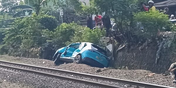 Kendaraan taksi Green SM yang terlibat kecelakaan dengan Kereta Rel Listrik (KRL) pada Selasa malam April