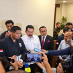 Kerumunan Media di Konferensi Pers ()