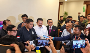Kerumunan Media di Konferensi Pers () Kerumunan Media di Konferensi Pers ()