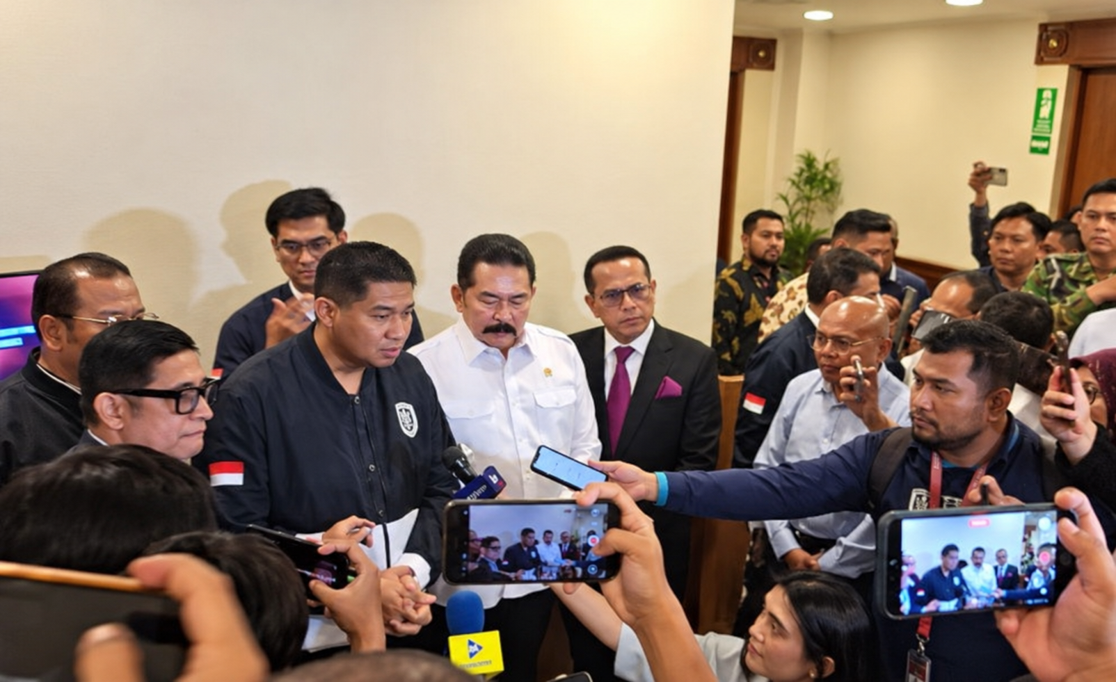 Kerumunan Media di Konferensi Pers ()