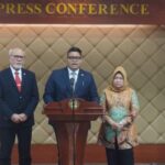Ketua Badan Sosialisasi MPR RI Abraham Liyanto (kiri) di Kompleks Parlemen Senayan Senin Mei