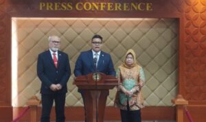 Ketua Badan Sosialisasi MPR RI Abraham Liyanto (kiri) di Kompleks Parlemen Senayan Senin Mei Ketua Badan Sosialisasi MPR RI Abraham Liyanto (kiri) di Kompleks Parlemen Senayan Senin Mei