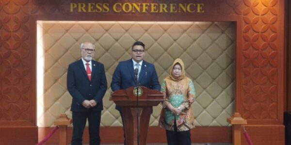 Ketua Badan Sosialisasi MPR RI Abraham Liyanto (kiri) di Kompleks Parlemen Senayan Senin Mei