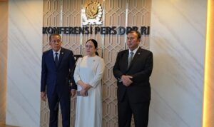 Ketua DPR RI Puan Maharani (tengah)