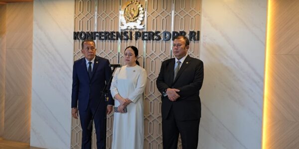 Ketua DPR RI Puan Maharani (tengah)