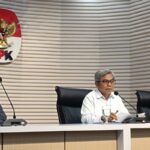 Ketua KPK Setyo Budiyanto (tengah) di Gedung Merah Putih KPK Jalan Kuningan Persada Kav Setiabudi Jakarta Selatan Kamis Juni