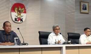 Ketua KPK Setyo Budiyanto (tengah) di Gedung Merah Putih KPK Jalan Kuningan Persada Kav Setiabudi Jakarta Selatan Kamis Juni