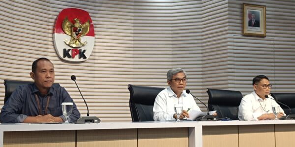 Ketua KPK Setyo Budiyanto (tengah) di Gedung Merah Putih KPK Jalan Kuningan Persada Kav Setiabudi Jakarta Selatan Kamis Juni
