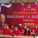 Ketua Umum SOKSI Mukhamad Misbakhun (tengah) Kantor DPP Partai Golkar Slipi Jakarta Barat Senin Mei