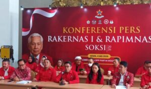 Ketua Umum SOKSI Mukhamad Misbakhun (tengah) Kantor DPP Partai Golkar Slipi Jakarta Barat Senin Mei