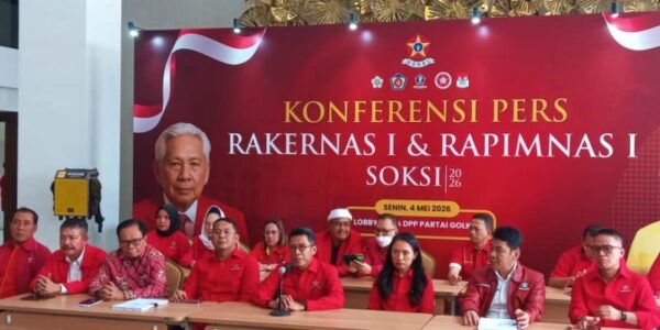 Ketua Umum SOKSI Mukhamad Misbakhun (tengah) Kantor DPP Partai Golkar Slipi Jakarta Barat Senin Mei