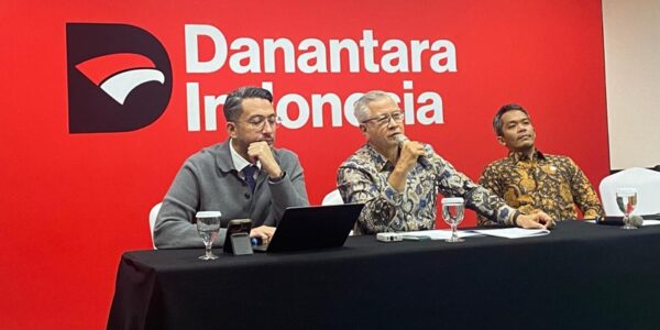 Managing Director Stakeholders Management & Communications Danantara Rohan Hafas (tengah) di Wisma Danantara Jakarta pada Rabu Mei