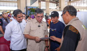 Cegah Kecelakaan Mudik, Kemnaker Uji Kesiapan Fisik Sopir Bus Lewat Aplikasi Digital Menaker Yassierli Tinjau Posko Peduli K Mudik Pastikan Awak Angkutan Sehat demi Mudik Aman