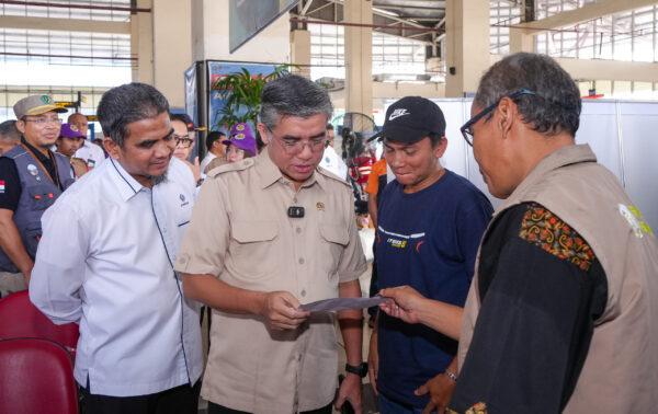 Menaker Yassierli Tinjau Posko Peduli K Mudik Pastikan Awak Angkutan Sehat demi Mudik Aman