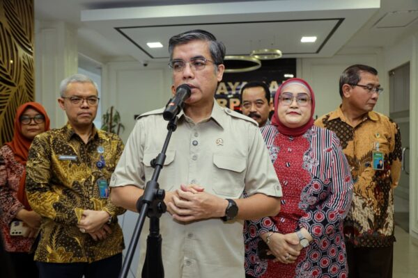 Menaker Yassierli Tinjau Posko THR dan BHR Keagamaan Pastikan Hak Pekerja Terlindungi Jelang Lebaran