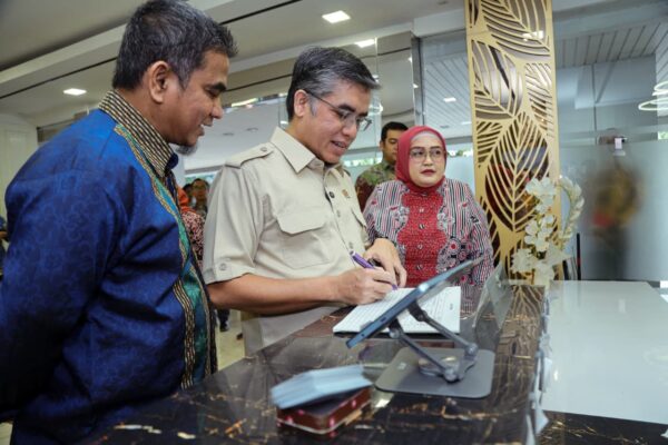 Menaker Yassierli Tinjau Posko THR dan BHR Keagamaan Pastikan Hak Pekerja Terlindungi Jelang Lebaran