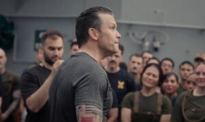 Menhan AS Pete Hegseth bersama pasukan Marinir di atas kapal (Akun X @SecWar) Menhan AS Pete Hegseth bersama pasukan Marinir di atas kapal (Akun X @SecWar)