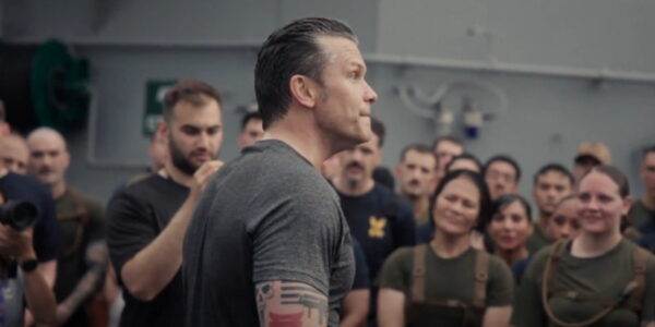 Menhan AS Pete Hegseth bersama pasukan Marinir di atas kapal (Akun X @SecWar)