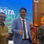 Menkeu Purbaya Yudhi Sadewa (tengah)