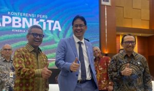 Menkeu Purbaya Yudhi Sadewa (tengah)