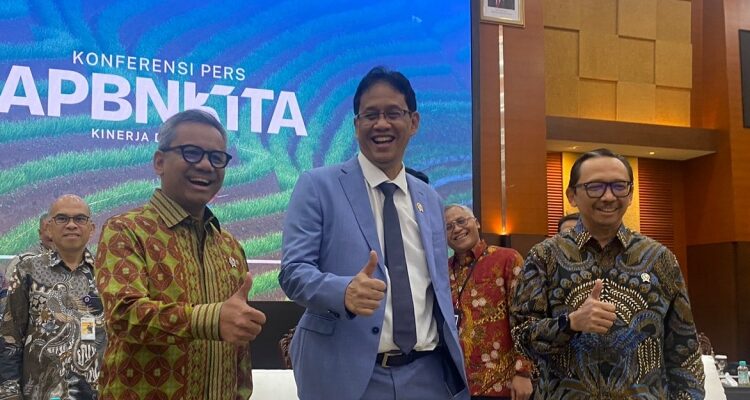 Menkeu Purbaya Yudhi Sadewa (tengah)