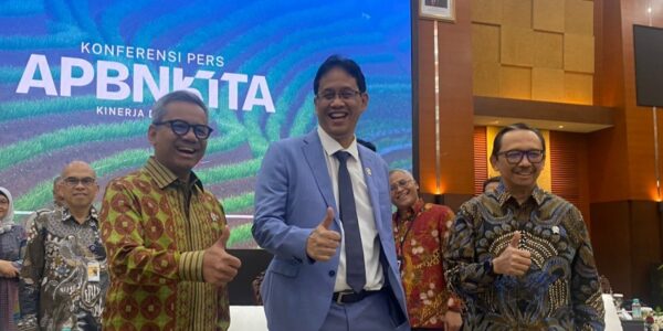 Menkeu Purbaya Yudhi Sadewa (tengah)
