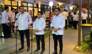 Menko Pemberdayaan Masyarakat Muhaimin Iskandar (Tengah) usai Rapat Tingkat Menteri (RTM) di MBloc Space Jakarta Senin Mei