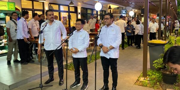 Menko Pemberdayaan Masyarakat Muhaimin Iskandar (Tengah) usai Rapat Tingkat Menteri (RTM) di MBloc Space Jakarta Senin Mei