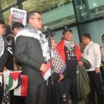 Menlu RI Sugiono dan relawan WNI yang tiba di tanah air usai diculik Israel (Foto Kemlu RI)