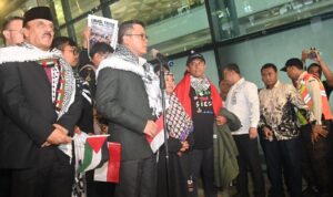 Menlu RI Sugiono dan relawan WNI yang tiba di tanah air usai diculik Israel (Foto Kemlu RI)