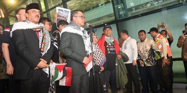 Menlu RI Sugiono dan relawan WNI yang tiba di tanah air usai diculik Israel (Foto Kemlu RI)