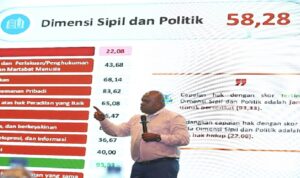 Menteri HAM Natalius Pigai menyampaikan paparan saat kegiatan Kelas Jurnalis HAM di Parongpong Kabupaten Bandung Barat Rabu Mei